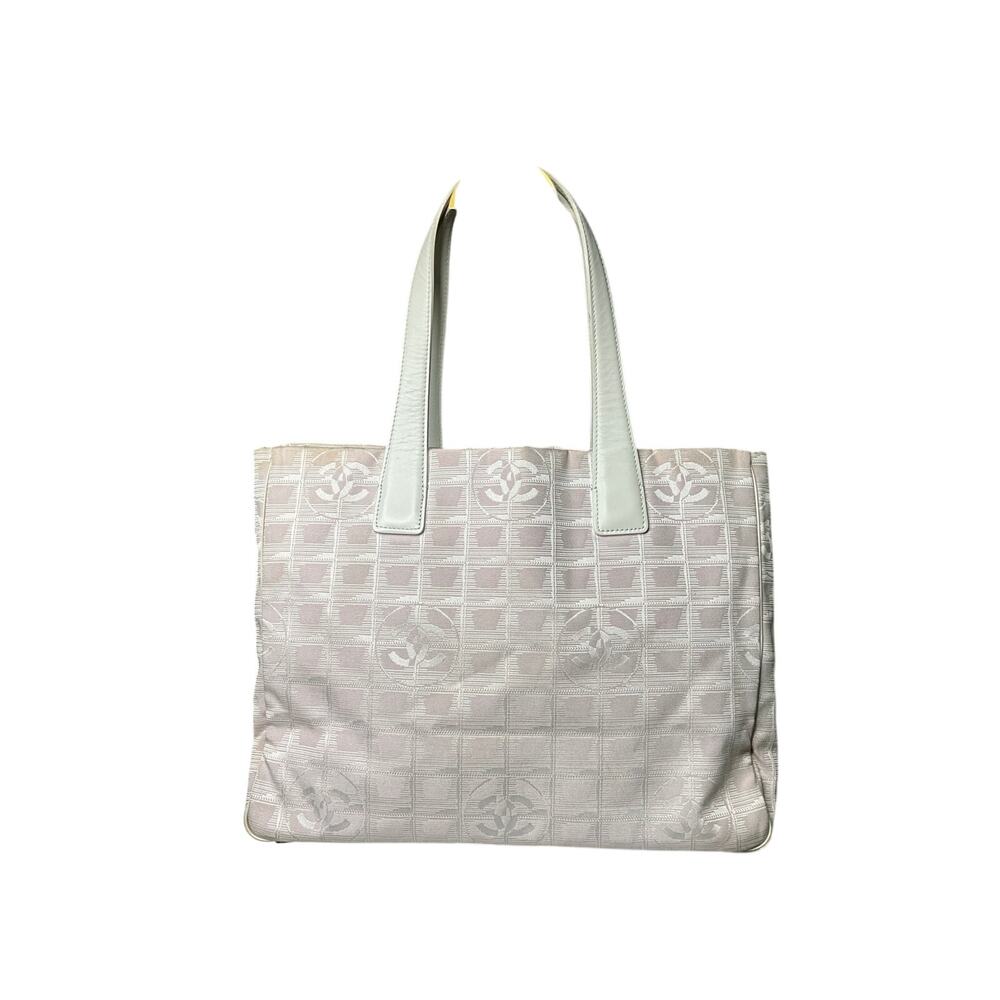 682. CHANEL Tote Bag - Perfect for Everyday Use!